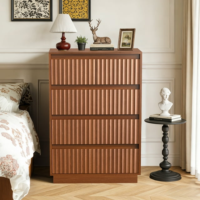 UPGO Commode en Bois, une Commode Moderne à 5 Tiroirs avec un design Ondulé unique et une Esthétique Mi-Siècle, Présentée dans une Chambre. Fabriquée en Bois Naturel avec une surface Imperméable, Elle Présente des Tiroirs Spacieux pour un Grand Rangement. la Commode Comprend un Dispositif Anti-Basculement pour la Sécurité des Enfants, la Rendant Idéale pour les Chambres d'Enfants, les Chambres, les Salons Ou les Entrées.