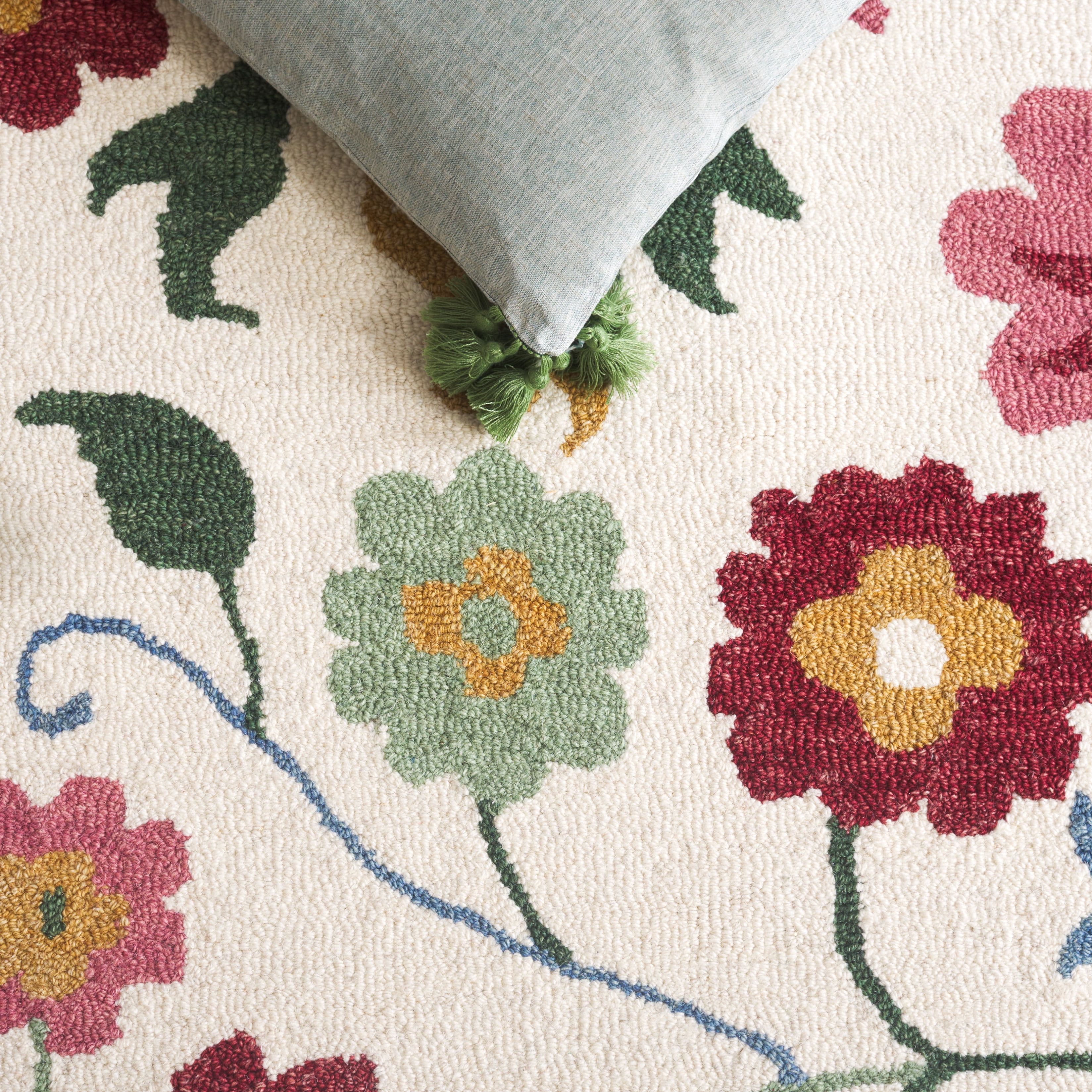 SAFAVIEH Blossom Kieron Floral Area Rug, Ivory/Red, 4' x 6'