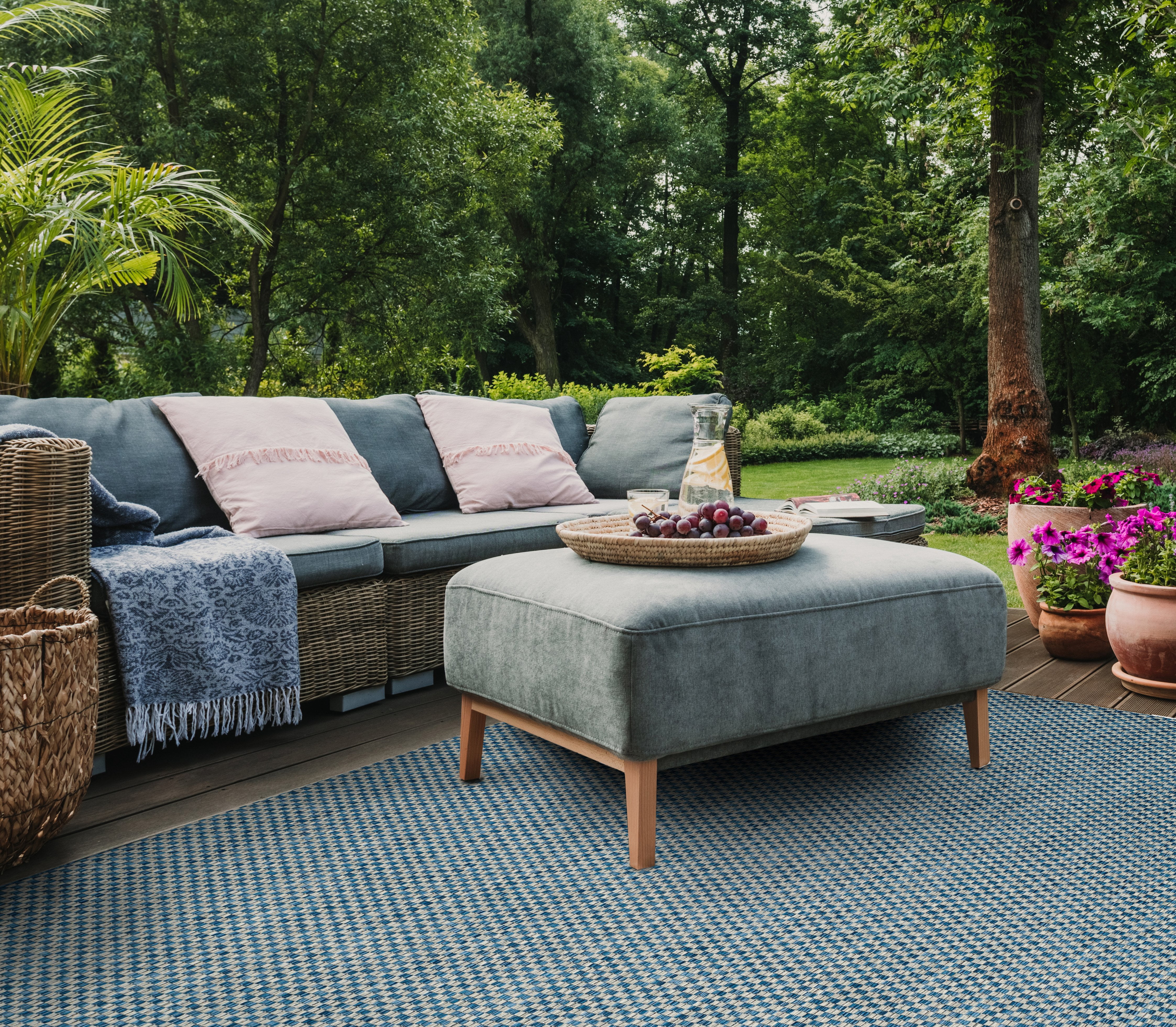 SAFAVIEH Courtyard Blair Geometric Indoor/Outdoor Area Rug, 9' x 12', Blue/Light Grey