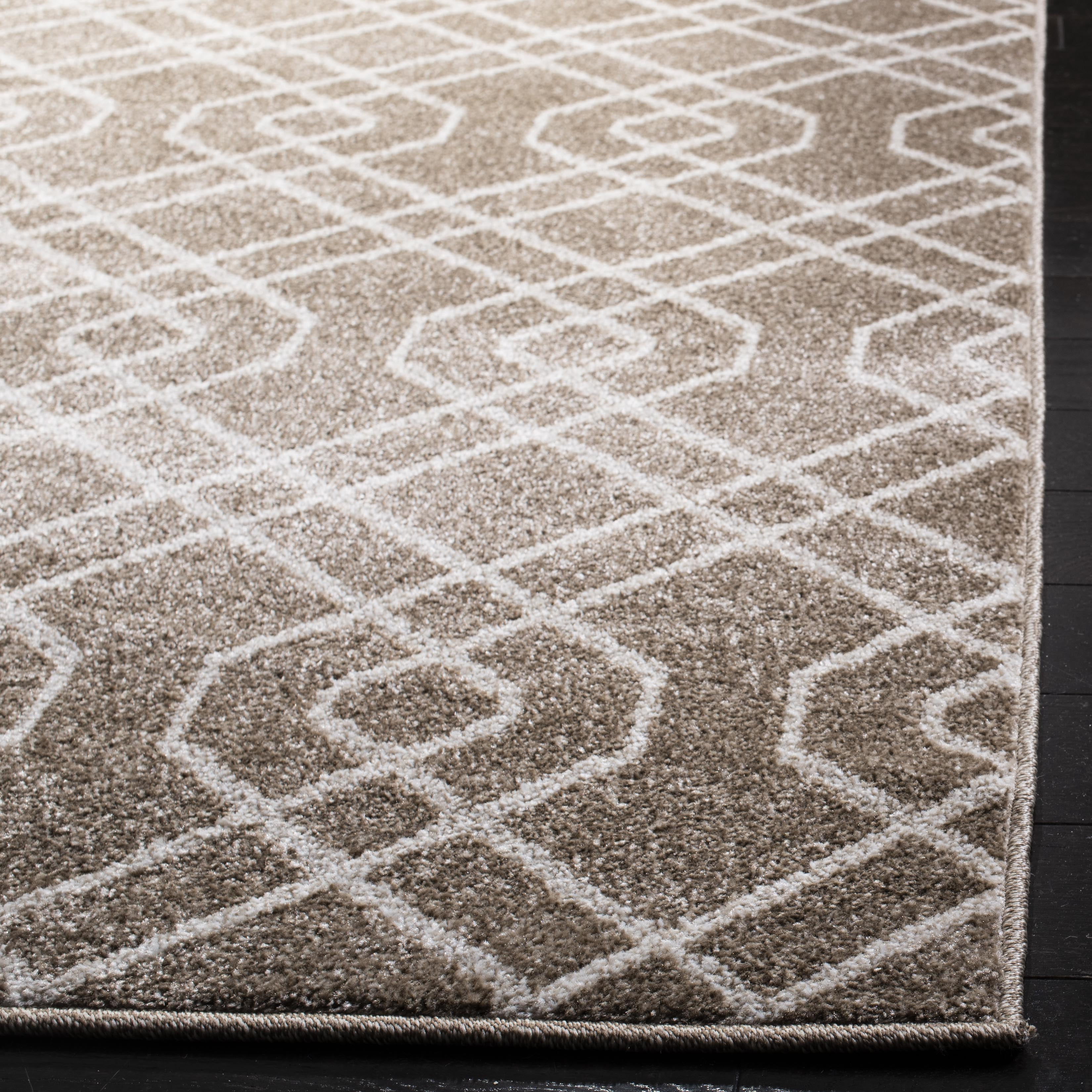 Safavieh Amherst Roseann Geometric Area Rug, Wheat/Beige, 4' x 6'