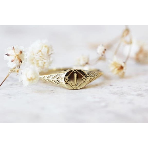 Plain gold signet ring in 18k solid gold