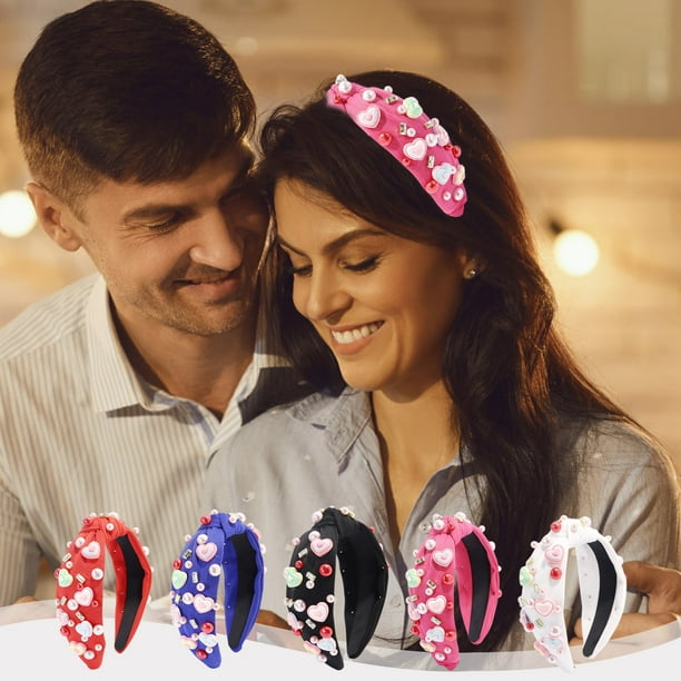 Diadema con anudos para San Valentín | Motivos de corazón con acentos de perla | Ajuste flexible de tela suave | Accesorio para fiesta romántica | 1 Pieza | 6,69 x 5,71 x 2,36 pulgadas | Rojo, Rosa
