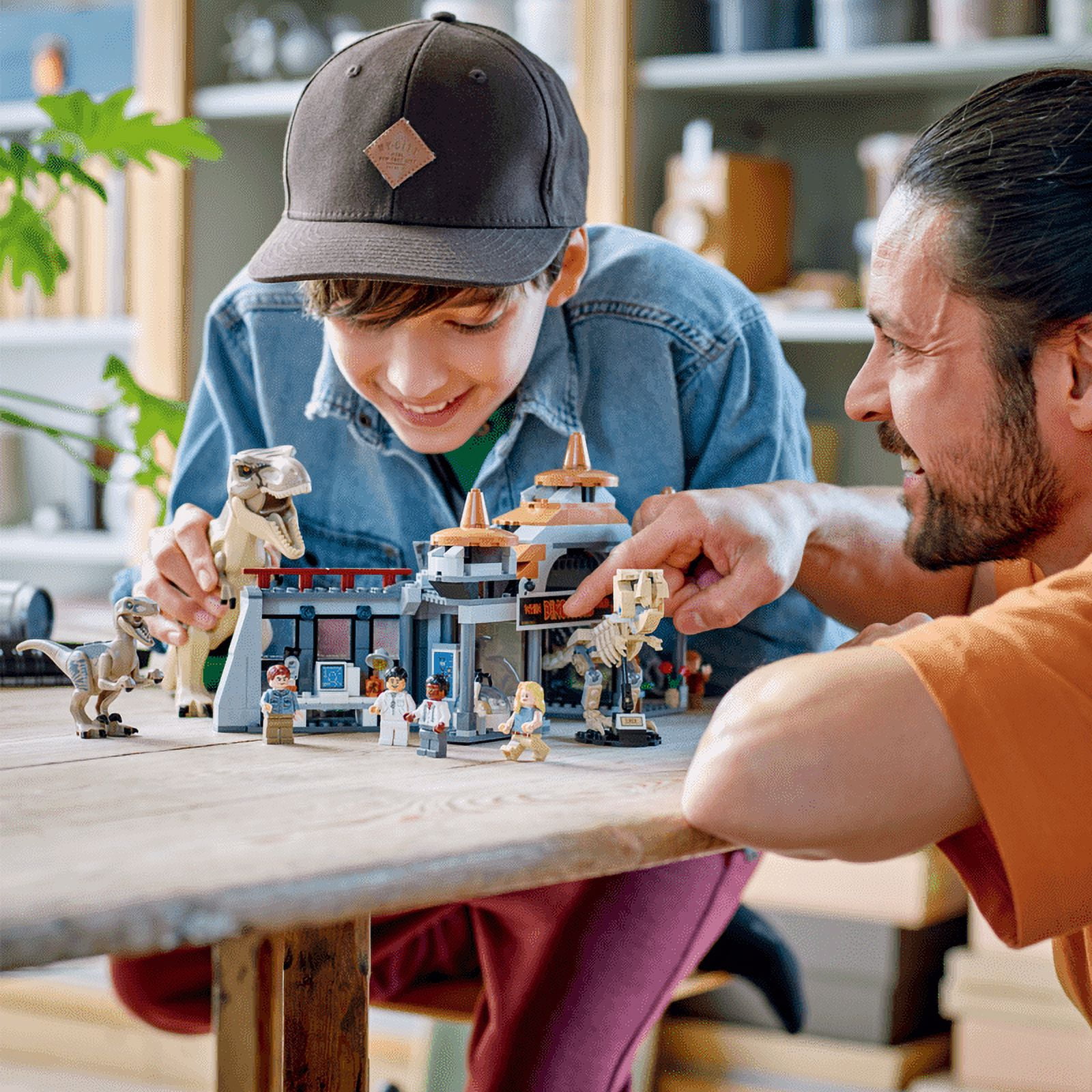 Lego Jurassic Park Visitor Center: T. rex & Raptor Attack 76961