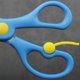 thumbnail image 2 of Tijeras de plástico con borde de resorte hechas a mano para niños, tijeras de seguridad con dibujos animados para estudiantes, tijeras para jardín de infantes, 2 of 3