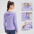 thumbnail image 4 of Chaqueta deportiva con capucha para mujer, bolsillos con cremallera completa y corte ajustado., 4 of 8