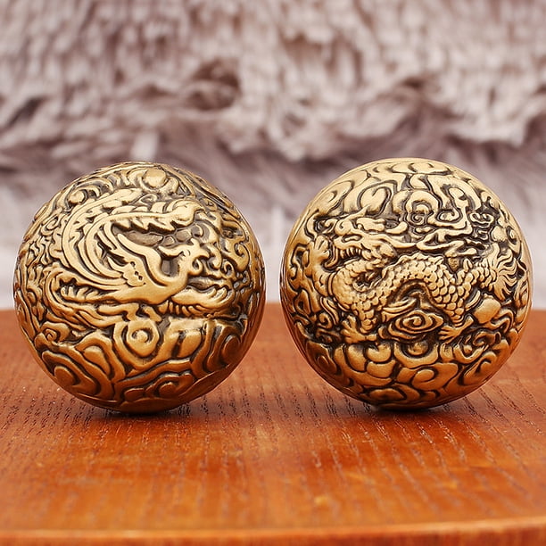 Brass dragon and phoenix walnut handball, vintage style, for seniors to exercise their fingers, pure copper plaything, a pair of spinning balls.