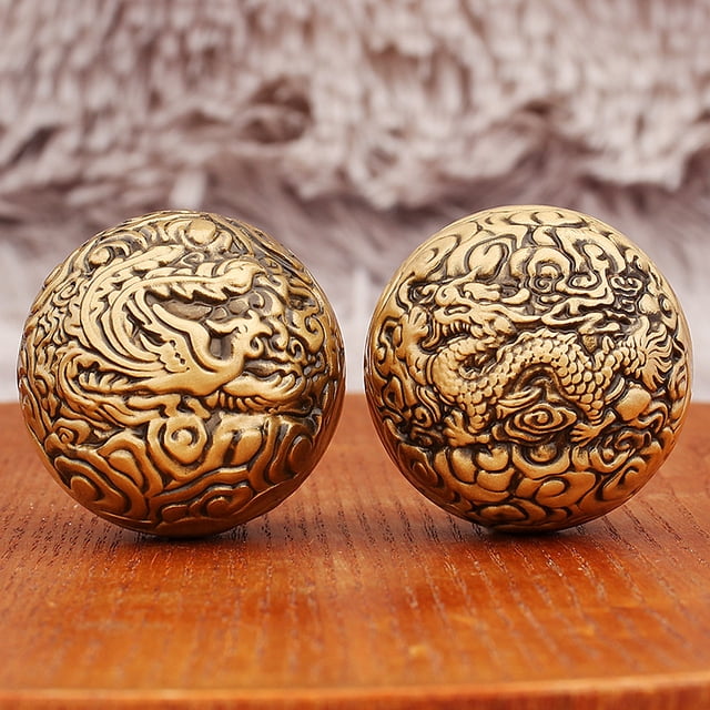 Brass dragon and phoenix walnut handball, vintage style, for seniors to exercise their fingers, pure copper plaything, a pair of spinning balls.
