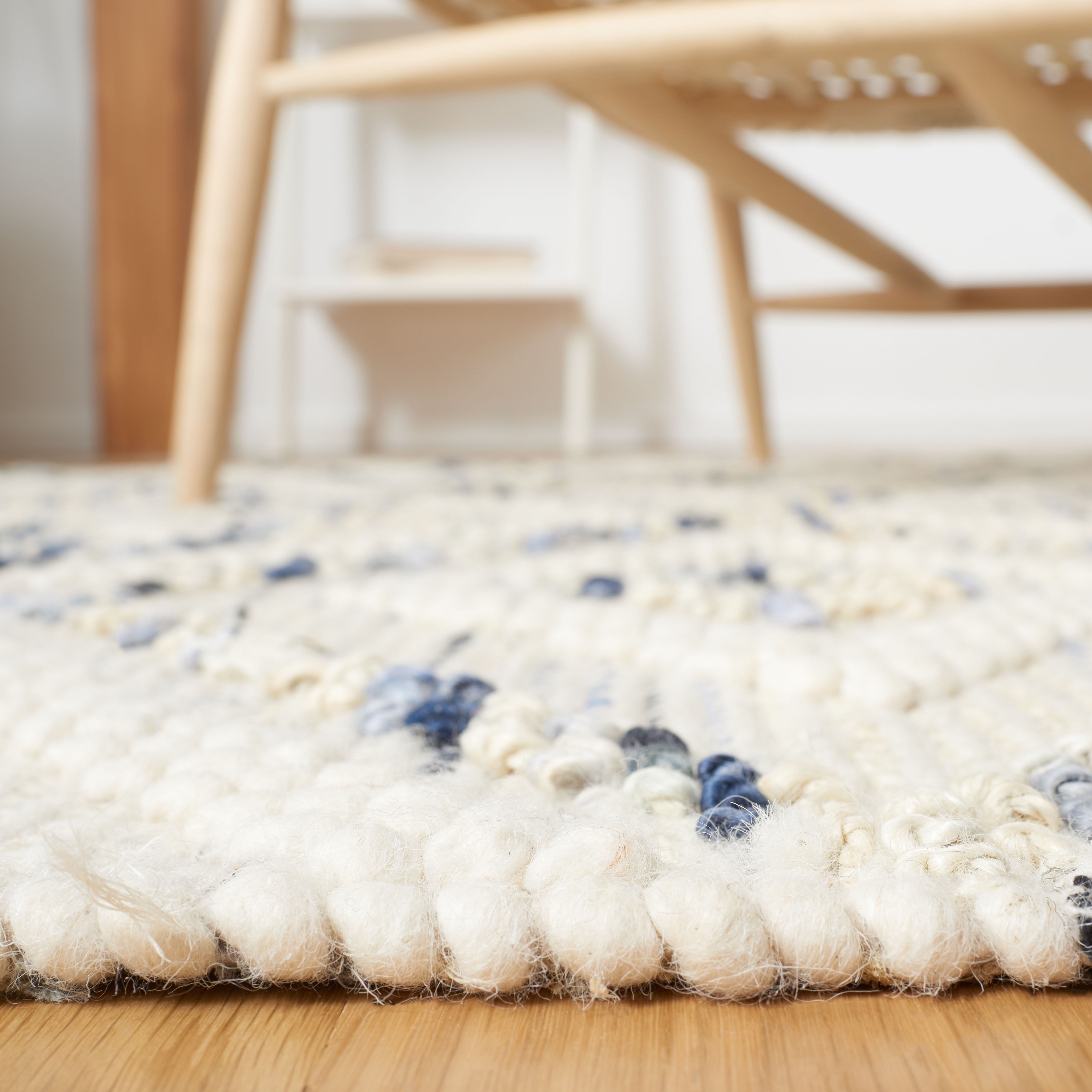 SAFAVIEH Natura Embla Southwestern Area Rug, Ivory/Blue, 6' x 6' Round