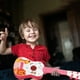 thumbnail image 1 of Ukelele para niños y niñas, juguete educativo musical con cuerdas de nailon, portátil, duradero, mini guitarra para principiantes., 1 of 5