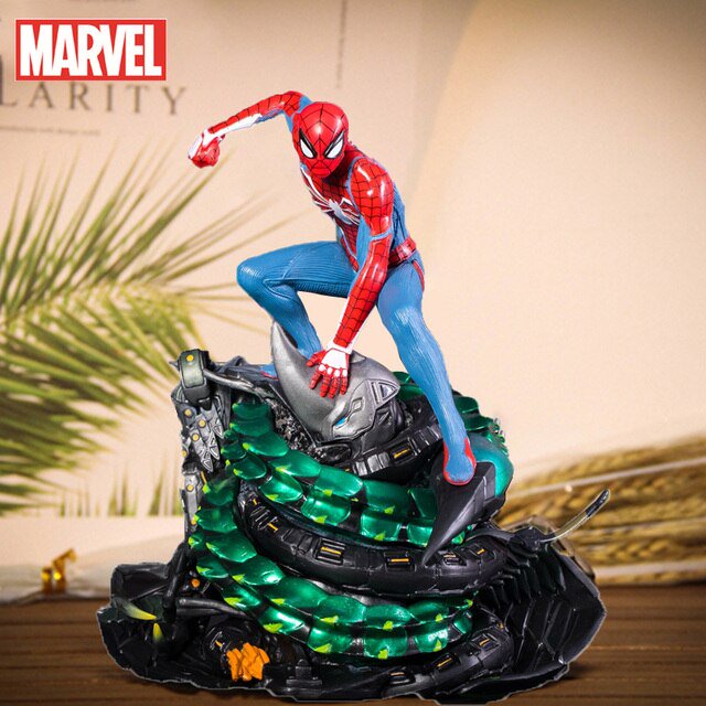figura de marvel de spiderman, ps4, juguete de juego, estatua, escena, spiderman, coleccionistas, edición pvc, modelo coleccionable, regalo de decoración para kidstoy: figura de acción coleccionable de Spider-Man, 19 cm, edición PVC; vista 3/4 frontal que muestra a Spider-Man en cuclillas sobre una base escénica con detalles mecánicos negros y placas verdes translúcidas, fondo interior neutro.