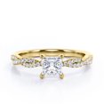 thumbnail image 1 of JeenMata Anillo de Compromiso de 4 Puntas con Diamantes de Talla Princesa con Detalles Pavé en Oro Amarillo de 10 K, 1 of 6
