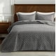 thumbnail image 1 of Colcha Bedsure tamaño king, gris ligero, con 2 fundas de almohada, 1 of 9
