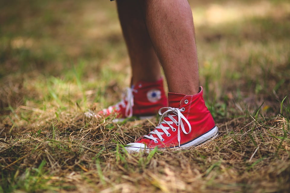 all red converse on feet