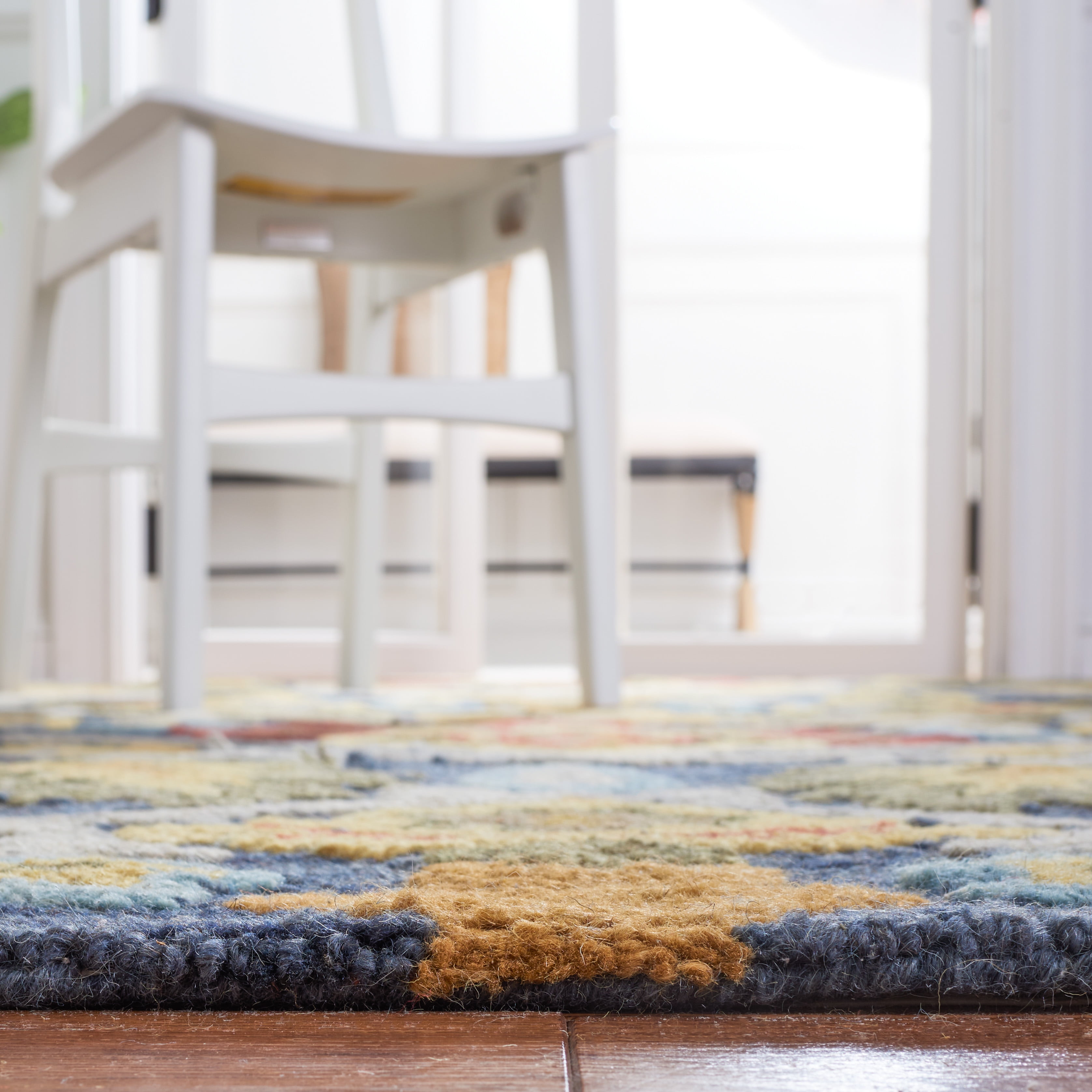 SAFAVIEH Blossom Lennon Floral Wool Area Rug, Navy/Multi, 6' x 6' Round