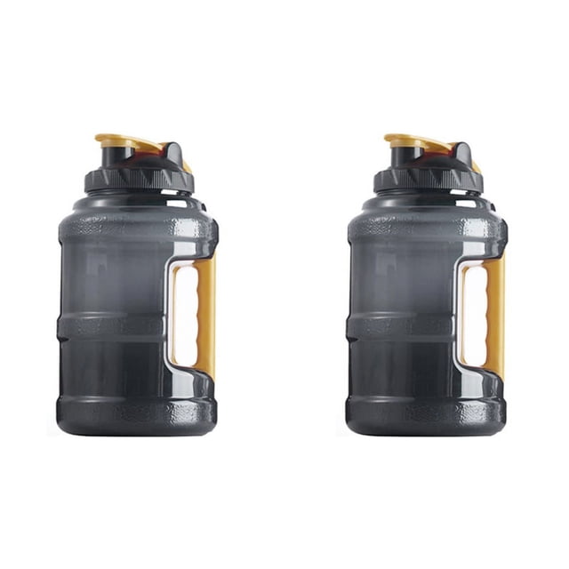 2x 2.5l botella de agua de plástico de boca deportes al aire libre botella de agua de gran capacidad espacio beber agua embotellada Par de botellas 2.5 L (2500 ml) PETG alimenticio, vista frontal centrada, silueta alta con asa lateral integrada, tapa con boquilla abatible y cierre giratorio; acabado translúcido (imagen muestra gris oscuro) y detalles en naranja, tamaño aprox. 13.8 x 27.3 cm. A menudo se usan también para transportar pequeños accesorios en salidas.