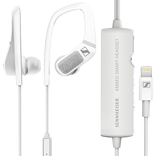 sennheiser ambeo smart headset (ios): auriculares in-ear blancos con gancho para la oreja, control en línea rectangular con texto Sennheiser AMBEO SMART HEADSET, conector Lightning certificado Apple y rejilla de micrófono visible; diseño compacto para grabación binaural y audición transparente, a menudo usados también para capturar sonido ambiente en grabaciones móviles.