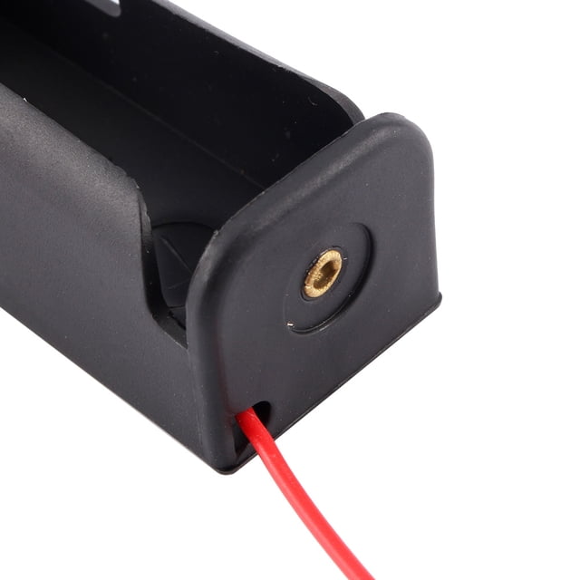 Caja de almacenamiento de plástico para baterías recargables 18650 con cable incluido.