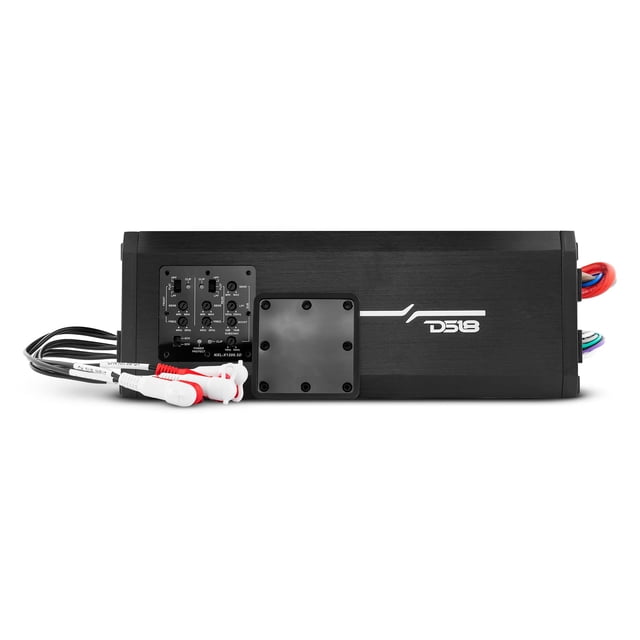 amplificador marino ds18 nxl-x1200.5d de 5 canales clase d 2800w amplificador impermeable frontal centrado con chasis compacto negro y logo DS18 en blanco; panel de controles a la izquierda con perillas y conectores RCA blancos y rojos, cables de alimentación de colores a la derecha sobre fondo blanco, a menudo usado también en deportes de motor y motocicletas.