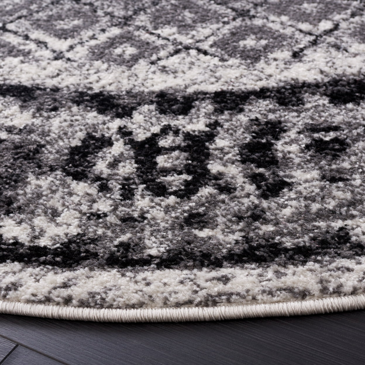 SAFAVIEH Adirondack Royston Traditional Area Rug, Ivory/Silver, 8' x 8' Round