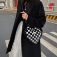 thumbnail image 3 of Bolso de piel de felpa con forma de corazón Hugtrwg Bolso pequeño con asa superior tablero de ajedrez, 3 of 9