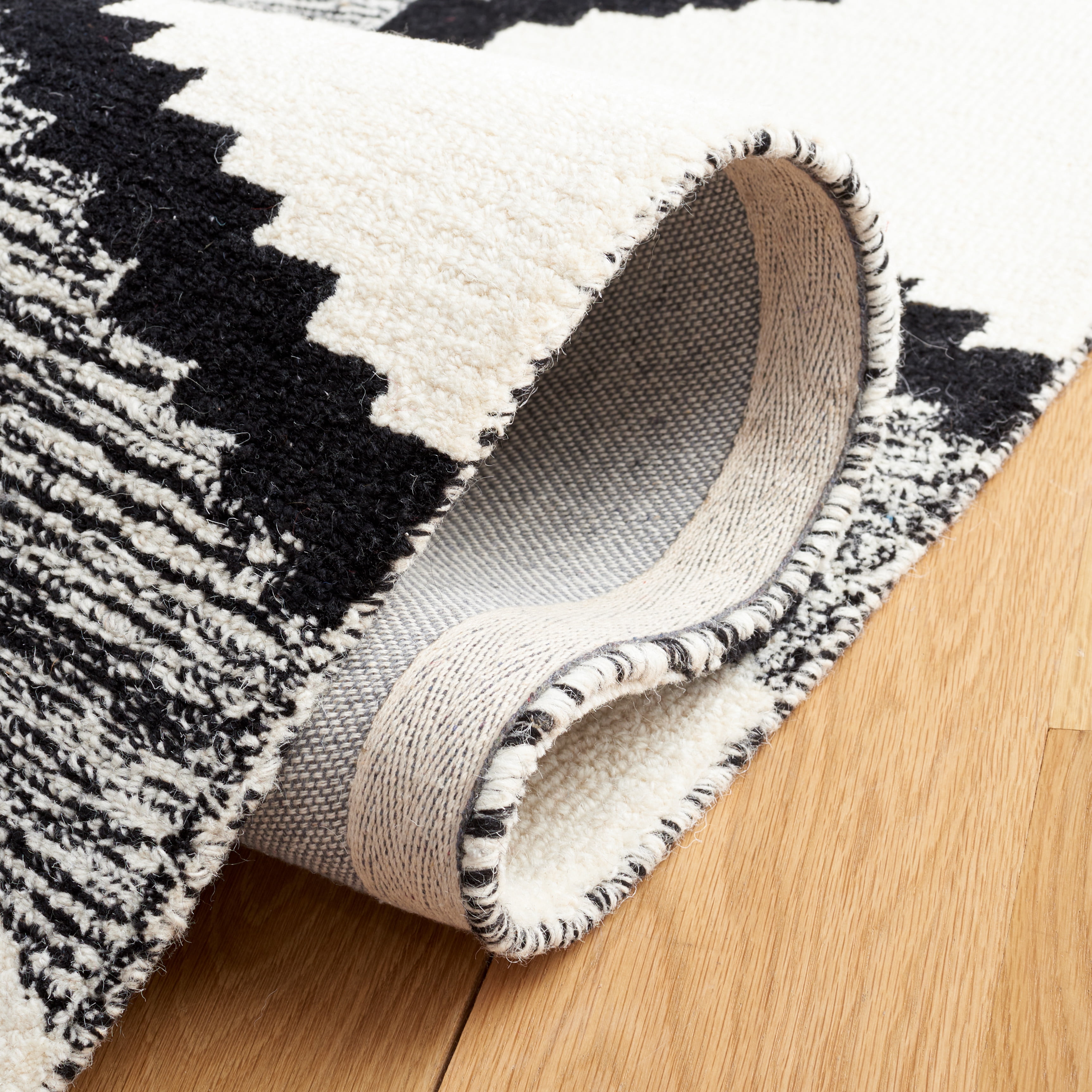 SAFAVIEH Casablanca Alvena Southwestern Wool Area Rug, Ivory/Black, 6' x 6' Square
