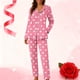 thumbnail image 1 of Pijama informal de manga larga con estampado para mujer, traje de pijama con solapa holgada y bolsillo con botones, top y pantalones de poliéster., 1 of 7