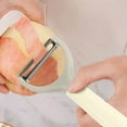 thumbnail image 3 of Pelador de papas con removedor de ojos | Mango ergonómico de plástico | Hoja de acero inoxidable | Agarre antideslizante | Para frutas, zanahoria, pepino, manzana, tomate, pera | Diseño compacto, 3 of 5