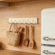 thumbnail image 4 of Ganchos continuos de plástico para almacenamiento en la cocina: ganchos de pared antideslizantes para colgar utensilios pequeños, toallas y accesorios. Ganchos adhesivos sin necesidad de taladr, 4 of 6