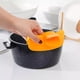 thumbnail image 1 of Protector de derrames de silicona para bordes de olla - Embudo de cocina resistente a altas temperaturas para verter sopa y aceite, cazuela y deflector de sartén a prueba de fugas, flexible y, 1 of 1