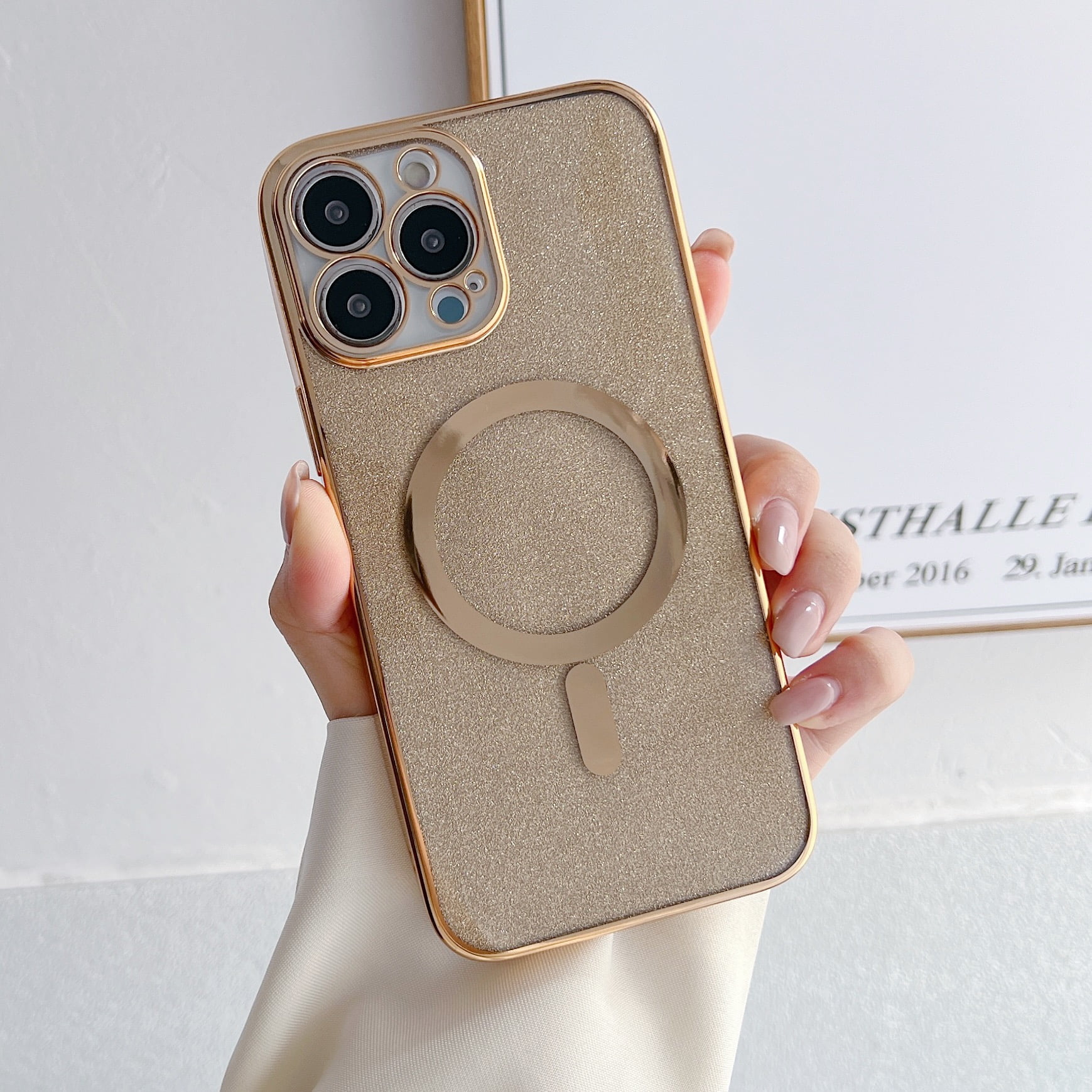iPhone 12 Pro Magnetic Case mang đến cho người dùng một cách thức mới để bảo vệ thiết bị của mình. Vẻ ngoài sang trọng và chất lượng sản phẩm đã được chứng minh, bạn sẽ hài lòng với sự lựa chọn này.
