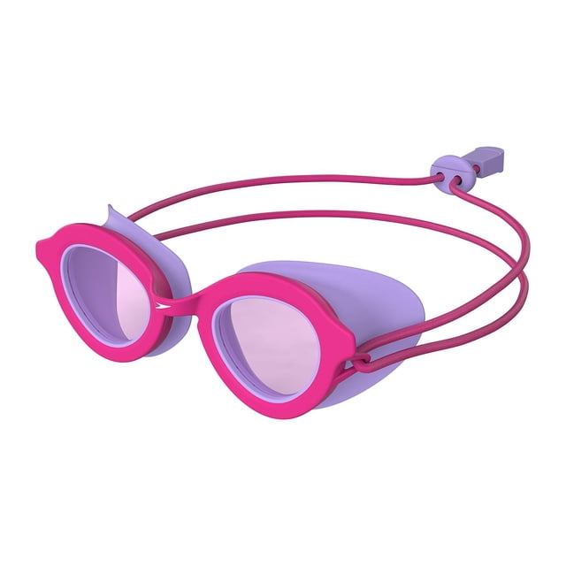speedo sunny g - anteojos de natación unisex para niños de 3 a 8 años multicolor, vista en primer plano en ángulo 3/4; montura rosa y copas lilas con lentes de policarbonato, correa elástica doble rosa con botón de ajuste trasero y puente flexible, lentes antivaho con protección UVA/UVB para visión clara bajo el agua. A menudo usados como gafas de repuesto para clases de natación infantiles.