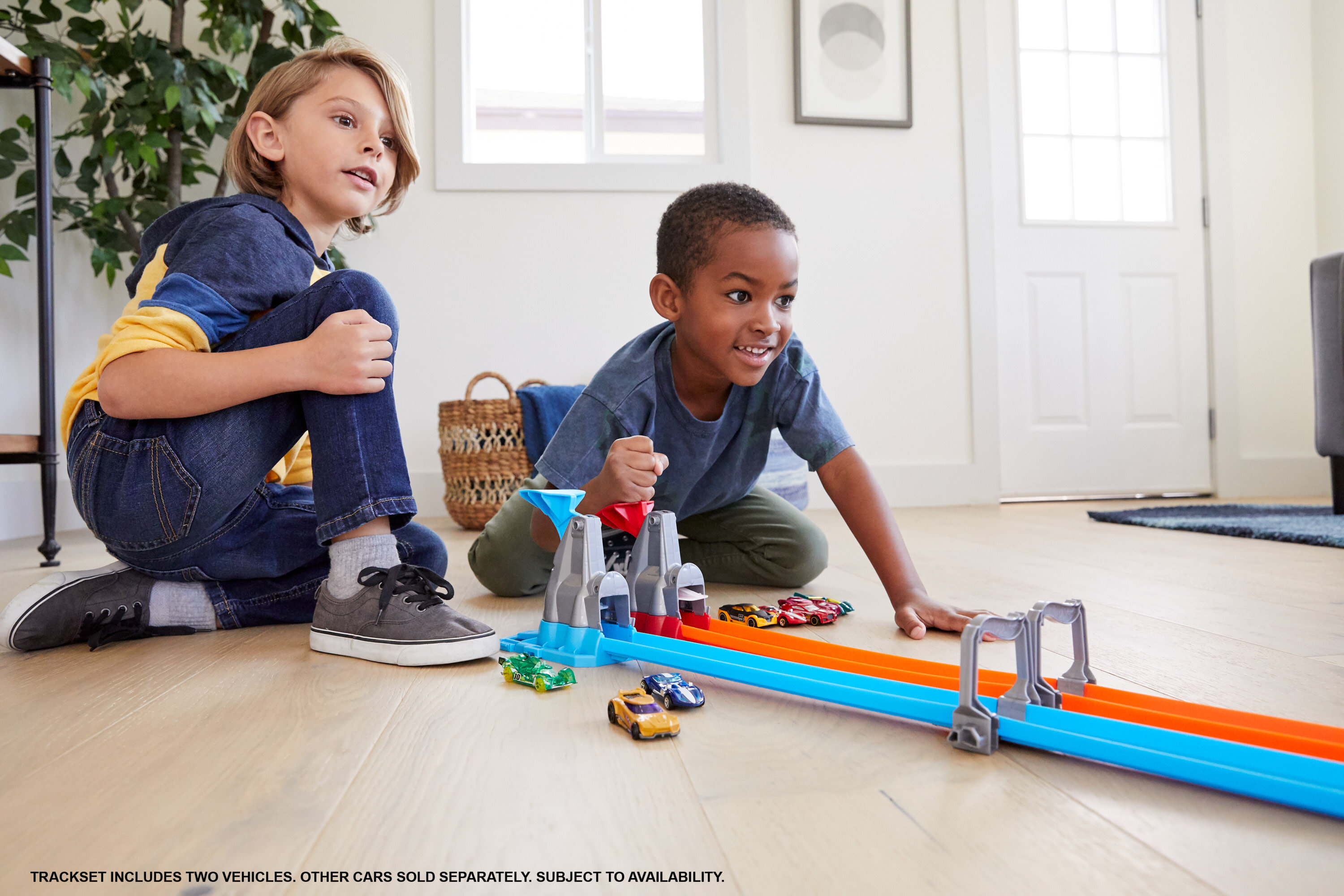 Hot Wheels Double Loop Dash Track Set with 2 Toy Cars in 1:64 Scale, 12-ft Long, Ages 5 and up - image 3 of 7