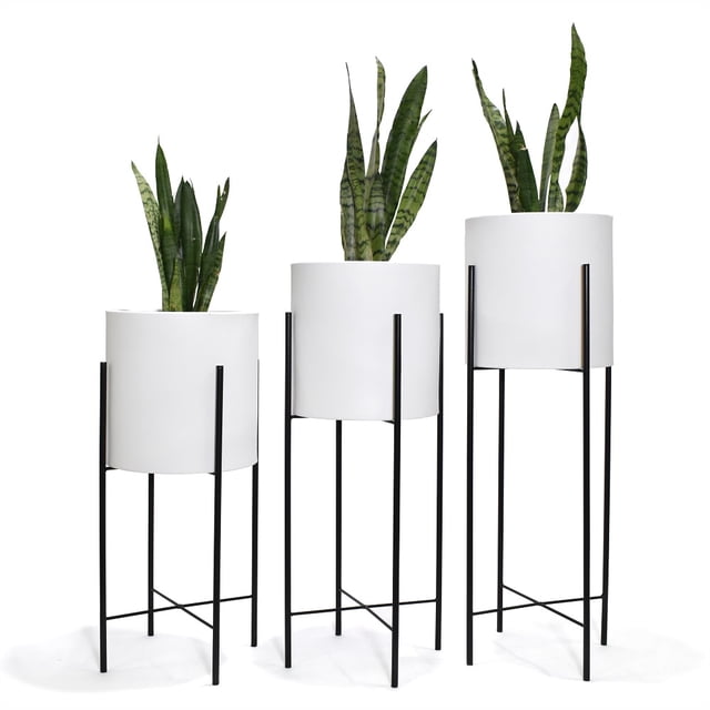 set macetas blancas con base negra moderna/minimalista macetas y maceteros estilo moderno, elegante y minimalista. Tres macetas blancas de polietileno con acabado semi brillante sobre bases metálicas negras pintadas electrostáticamente; vista frontal de tres tamaños escalonados con silueta cilíndrica y patas delgadas en cruz. Aptas para interior y exterior, ligeras y flexibles; también son adecuadas para organizar plantas en terrazas o balcones.