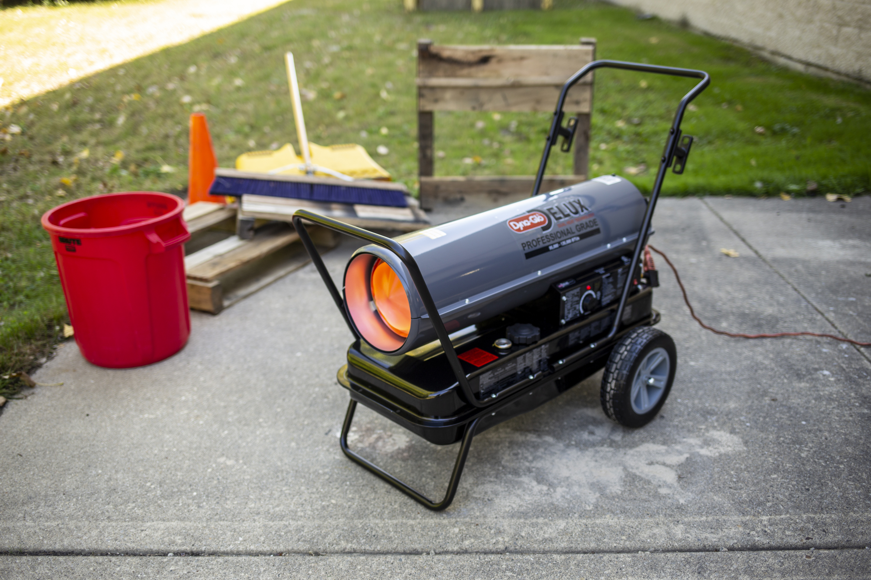 Dyna-Glo Delux 95,000/135,000 BTU Indoor/Outdoor Portable Kerosene Forced  Air Heater - Walmart.com