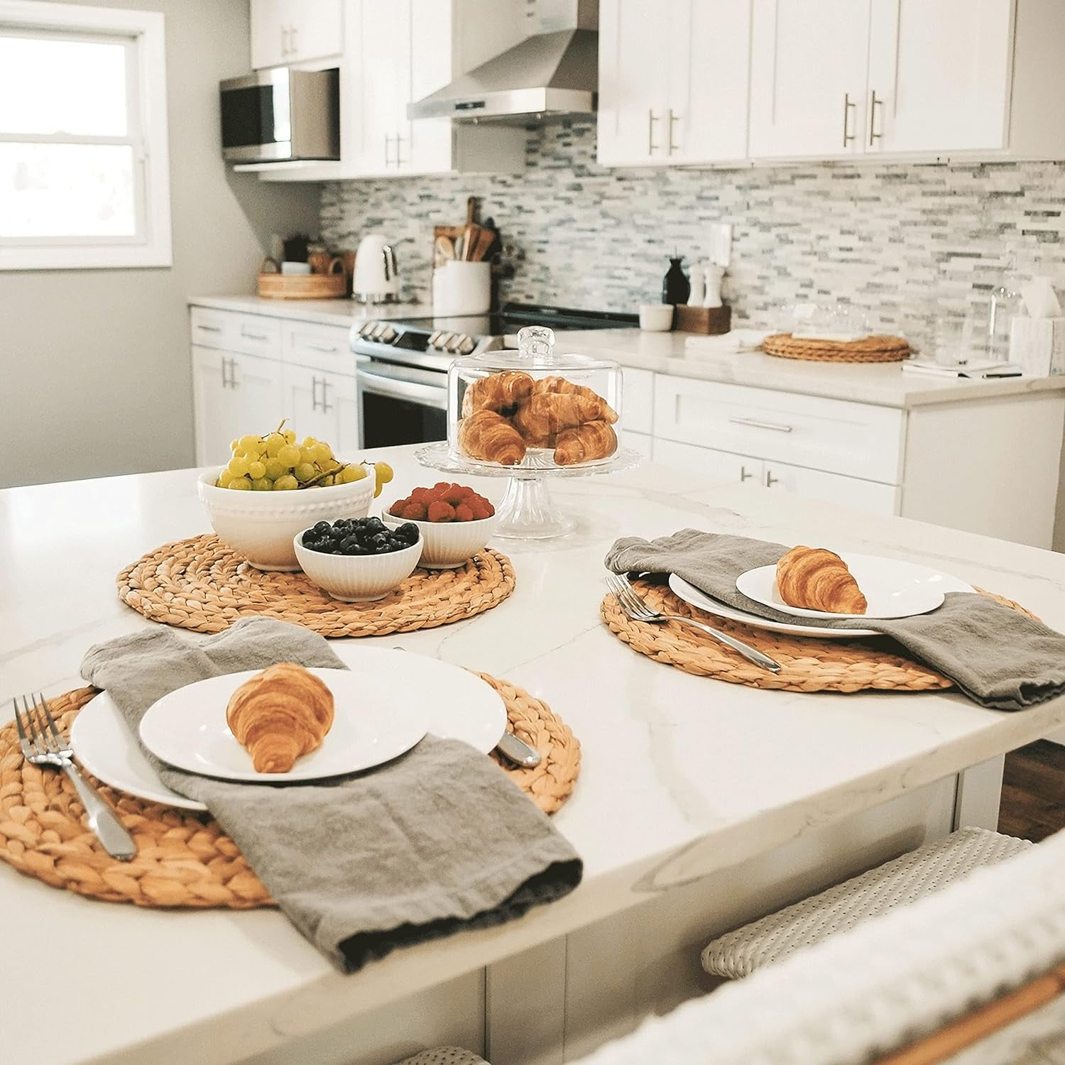 Round Woven Placemats Set of 4, 14.9" Large Woven Place Mats, Natural Wicker Placemats, Water Hyacinth Straw Braided Placemats, Heat Resistant Placemats for Dining Room Table & Countertops