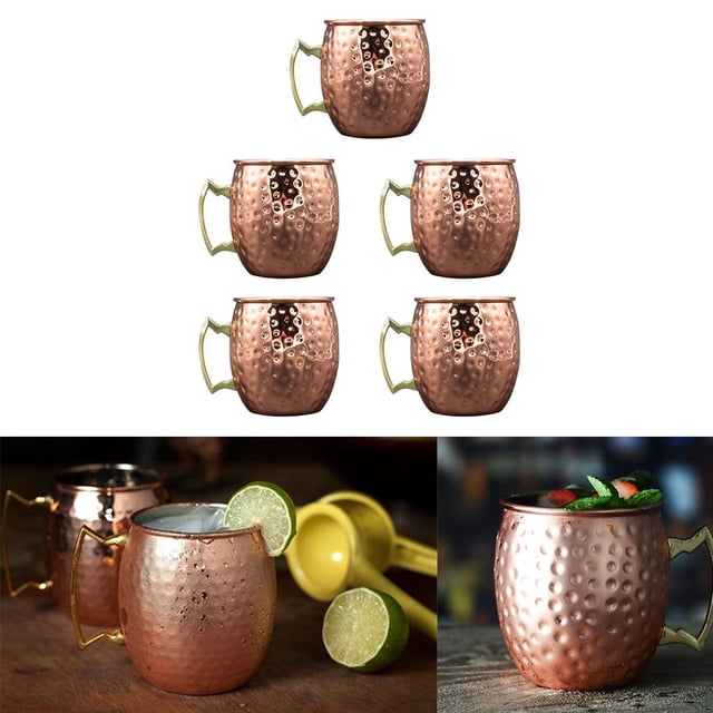 paquete de 5 tazas de cobre macarena moscow mule mug 18.0 onzas cinco tazas martilladas de acero inoxidable color cobre con asas doradas, 530 ml cada una; vista frontal en 3/4 y tomas en ambiente con lima, ideales para vajilla de bar y servir cócteles en reuniones.