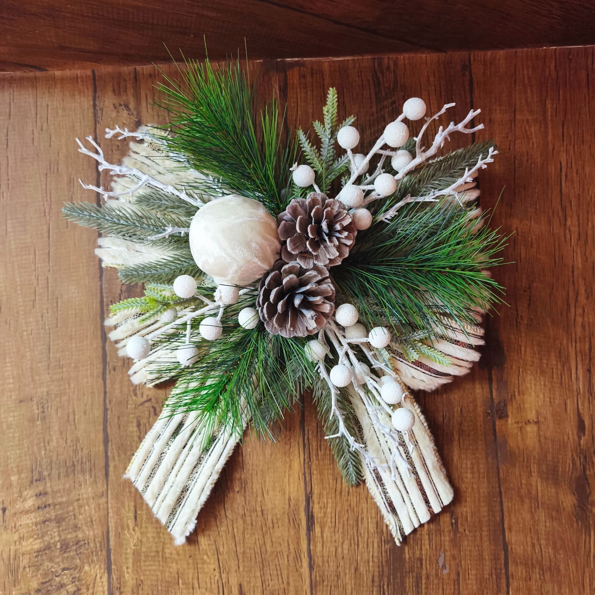 Décoration florale de Noël avec baies blanches et nœud, hauteur 13 Po,  Temps des Fêtes HOLIDAY TIME PL BOUCLE BLANCHE