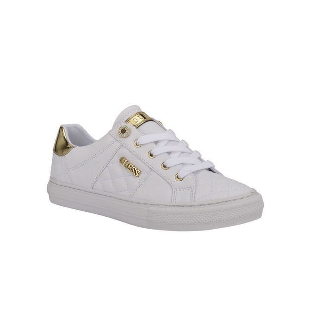 tenis guess loven dama original gwloven white Tenis deportivo blanco GUESS, vista 3/4 lateral; silueta baja con suela de caucho blanca, parte superior sintética acolchada con patrón de rombos, ojales y placa metálica dorada con logo GUESS, refuerzo dorado en talón, lengüeta acolchada y amarre de cordones, forro interior textil; estilo urbano casual, adecuado para uso diario.