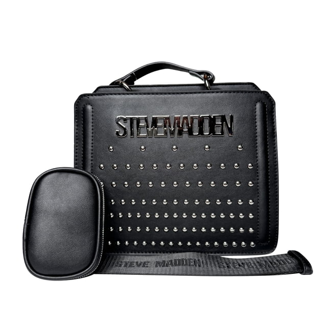 bolso steve madden bevelyn convertible negro con tachuelas, bolso tipo caja con asa superior y correa desmontable; frente en cuero sintético negro con filas de tachuelas metálicas y logo metálico STEVE MADDEN, incluye funda acolchada pequeña y correa ancha con nombre impreso; vista frontal sobre fondo blanco; también suele usarse para organizar accesorios de viaje.