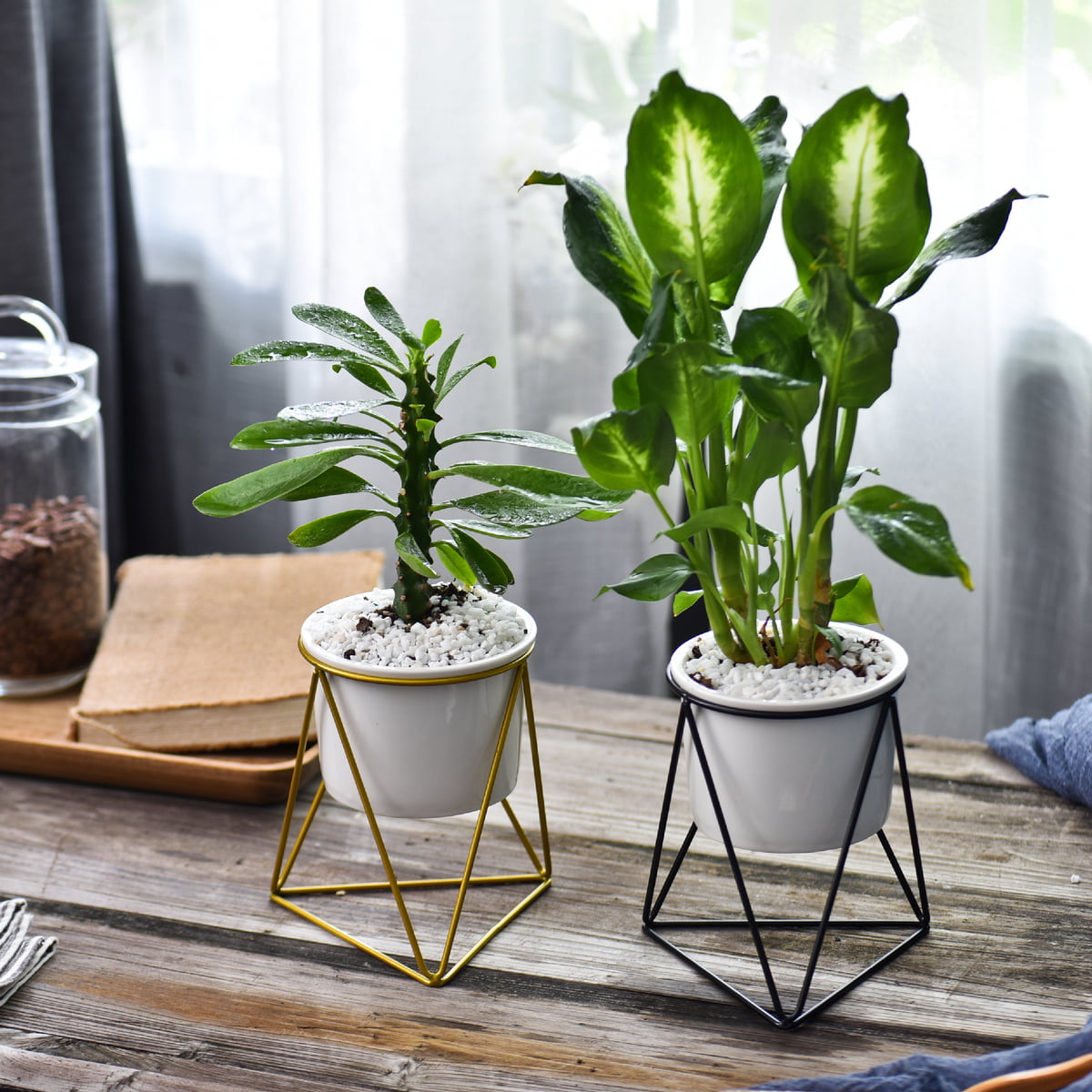for Indoor and Outdoor Sunlit Set of 4 Geometric Mini Iron Tabletop Potted Plant Stand for Succulent Modern Plant Holder Plant Rack Decorative 4 Tiered Black Metal Planter Stands with Bronze Pots 