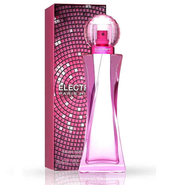 perfume electrify para mujer paris hilton edp 100ml botella rosa curvada con tapón esférico transparente junto a su caja rosa metálica con patrón de mosaico; fragancia ámbar floral, presentación 100 mL, lanzamiento 2019, notas ozónicas, manzana roja y absoluto de vainilla; también suele usarse como adorno de tocador.