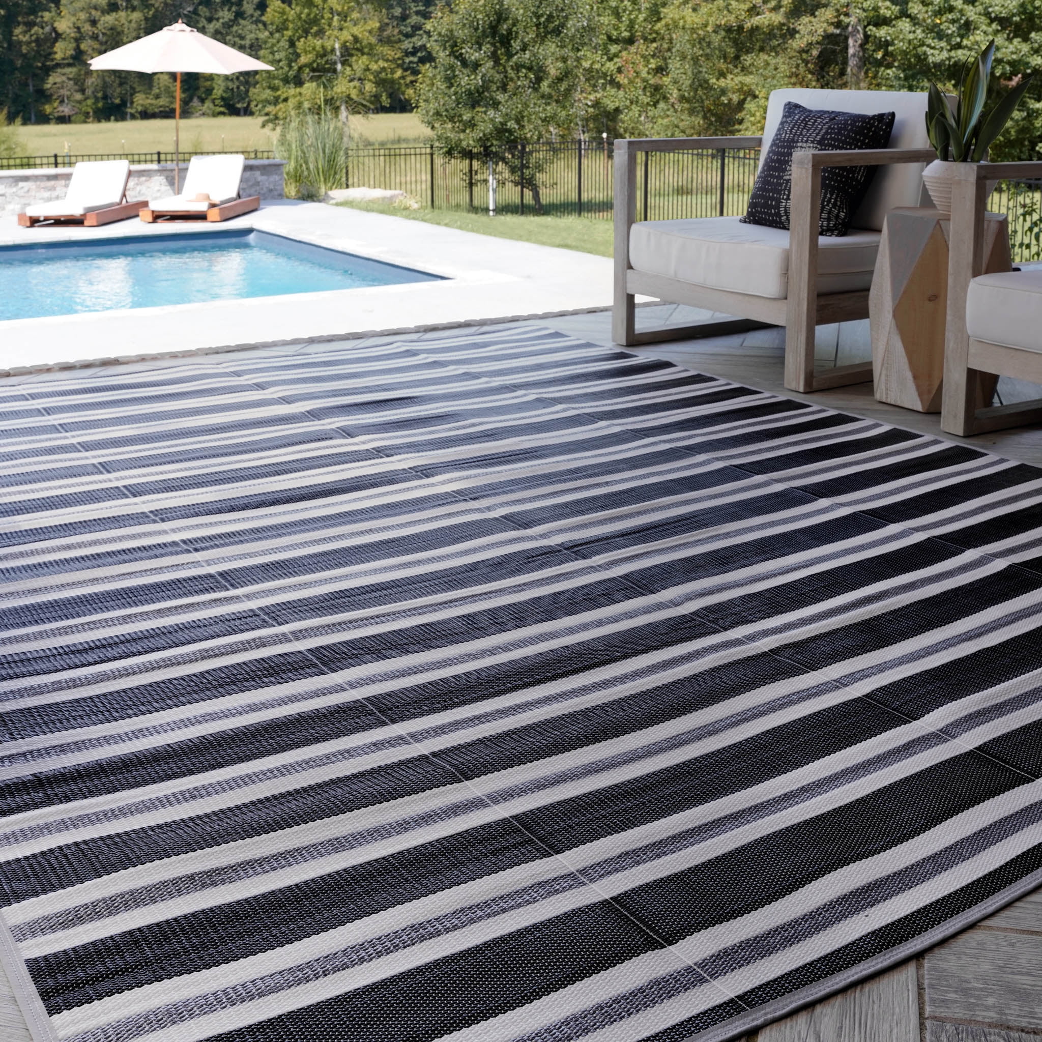 Luna Contemporary Stripe Black and Gray Polypropylene Reversible Plastic Straw Outdoor Area Rug, 8'11'' x 11'10'' Rectangle