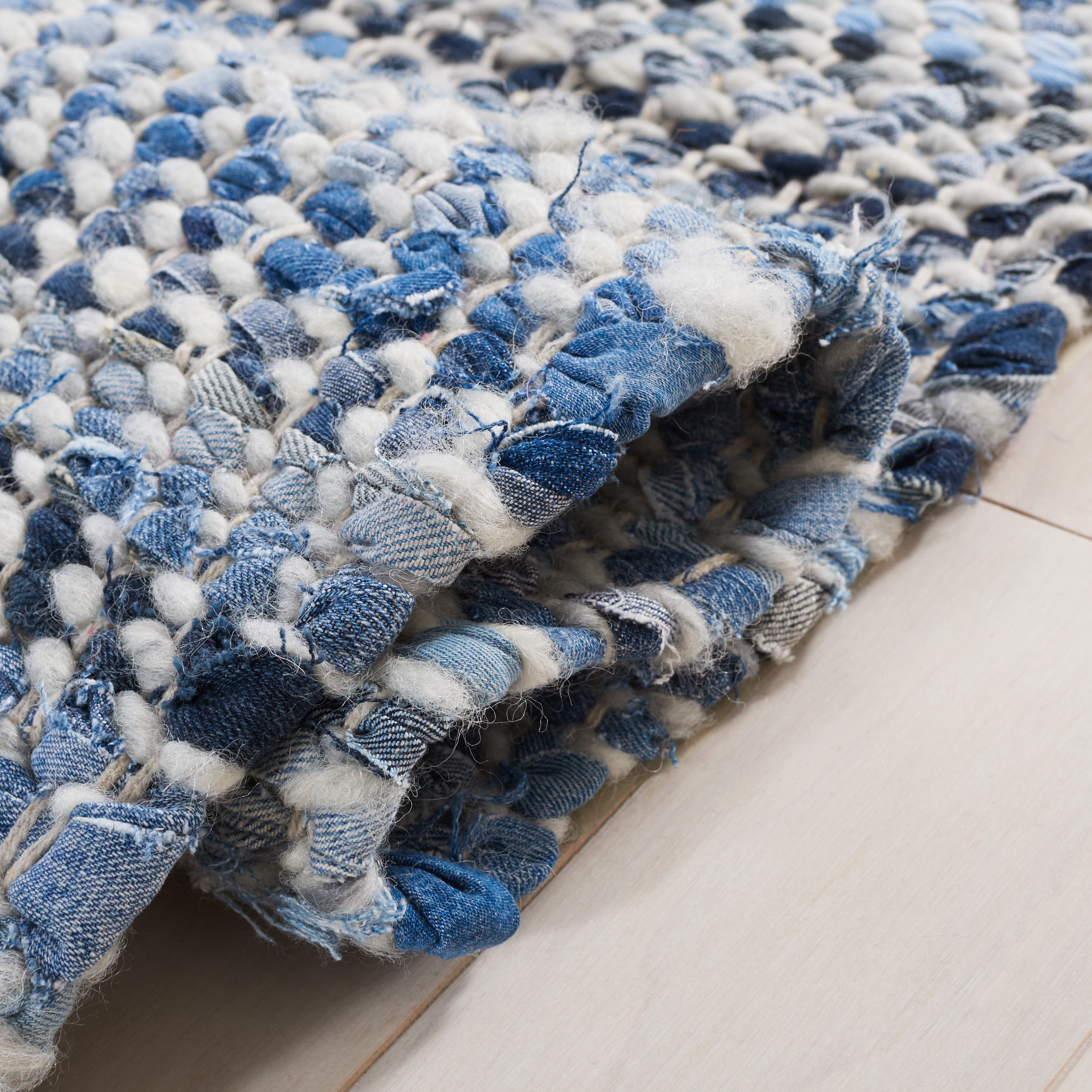 SAFAVIEH Natura Leonard Distressed Area Rug, Blue/Light Grey, 4' x 6'