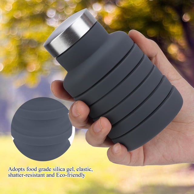 taza plegable, taza plegable portátil de 500 ml, taza plegable, taza de agua plegable, diseño de última generación Taza plegable púrpura de 500 ml, vista 3/4 sostenida por una mano; gel de sílice alimentario con paredes acanaladas que se pliegan en anillos y tapa de acero inoxidable sellada; plegada aprox. 11.3×7 cm, pensada para bolsa o mochila y uso exterior; a menudo usada también para llevar bebidas en viaje.