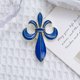 thumbnail image 2 of Broche de aleación esmaltada azul con forma de flor de lis para solapa de blusas, 2 of 3