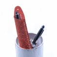 thumbnail image 4 of Estuche de cuero retro para bolígrafo, portátil, estilo retro, para estudiantes, cuero aceitoso rojo y negro, 4 of 5
