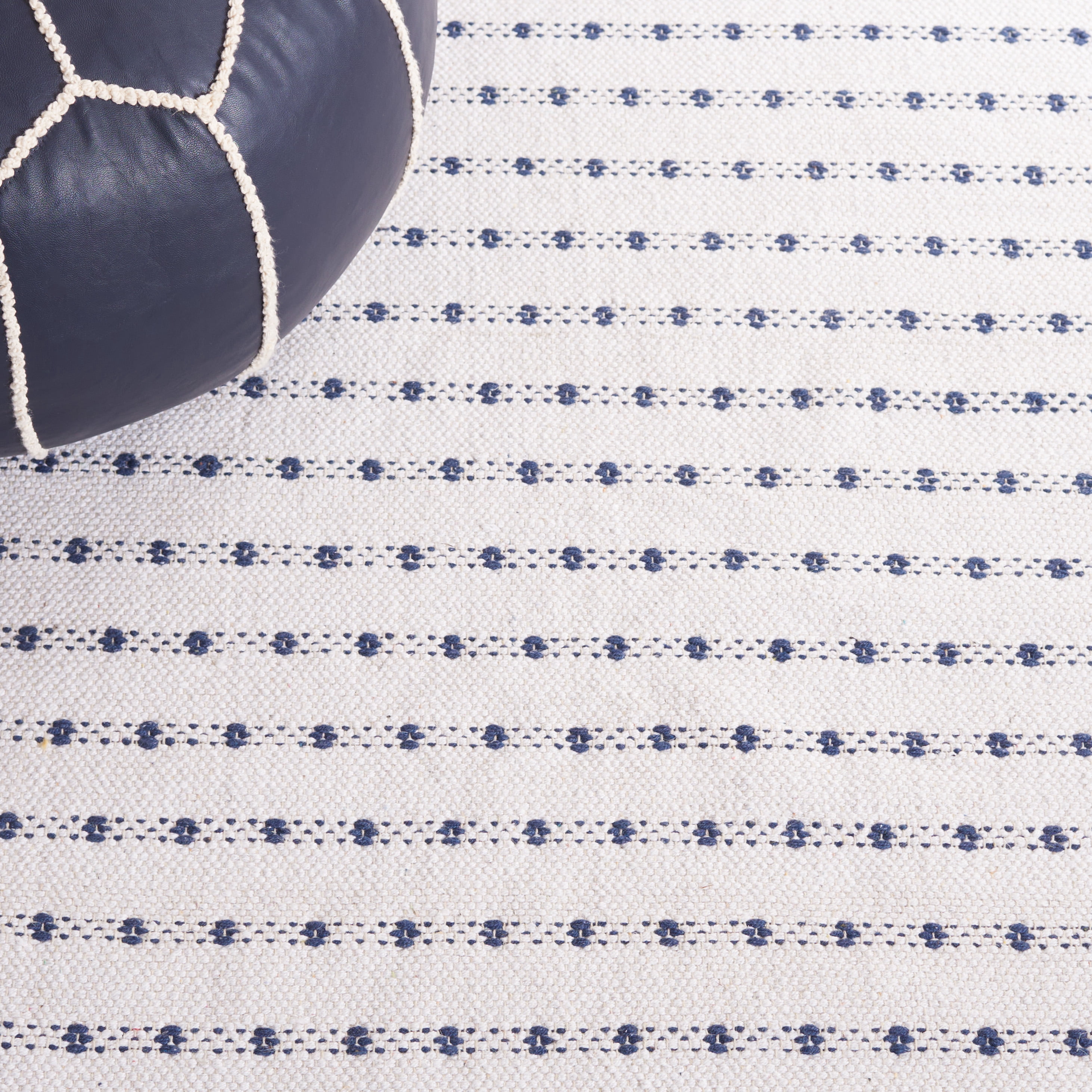 SAFAVIEH Montauk Nuala Abstract Dots Cotton Area Rug, Navy/Ivory, 6' x 6' Square