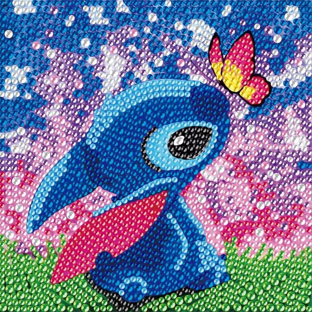 5d bricolaje forma especial completo taladro diamante pintura kit dibujos animados decoración del hogar. Personaje caricaturesco azul de frente con ojo grande y brillo, aleta rosa y mariposa amarilla y rosa sobre la cabeza; fondo de cielo azul y rosa con mosaico de pequeños círculos facetados y base de césped verde, detalle visible de la textura de los diamantes brillantes.