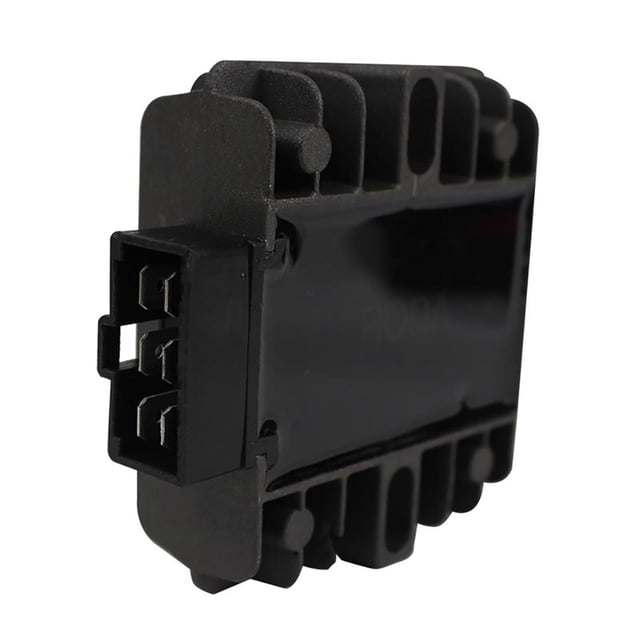 rectificador regulador honda gl 150 cargo (14-19) 12v Negro Roda, vista 3/4 frontal de unidad rectangular con carcasa negra y aletas disipadoras y conector de cuatro pines visible; componente para sistema eléctrico 12V de motocicleta sobre fondo blanco. Su tamaño compacto lo hace adecuado también para reemplazo directo en el arnés de la GL 150 Cargo.