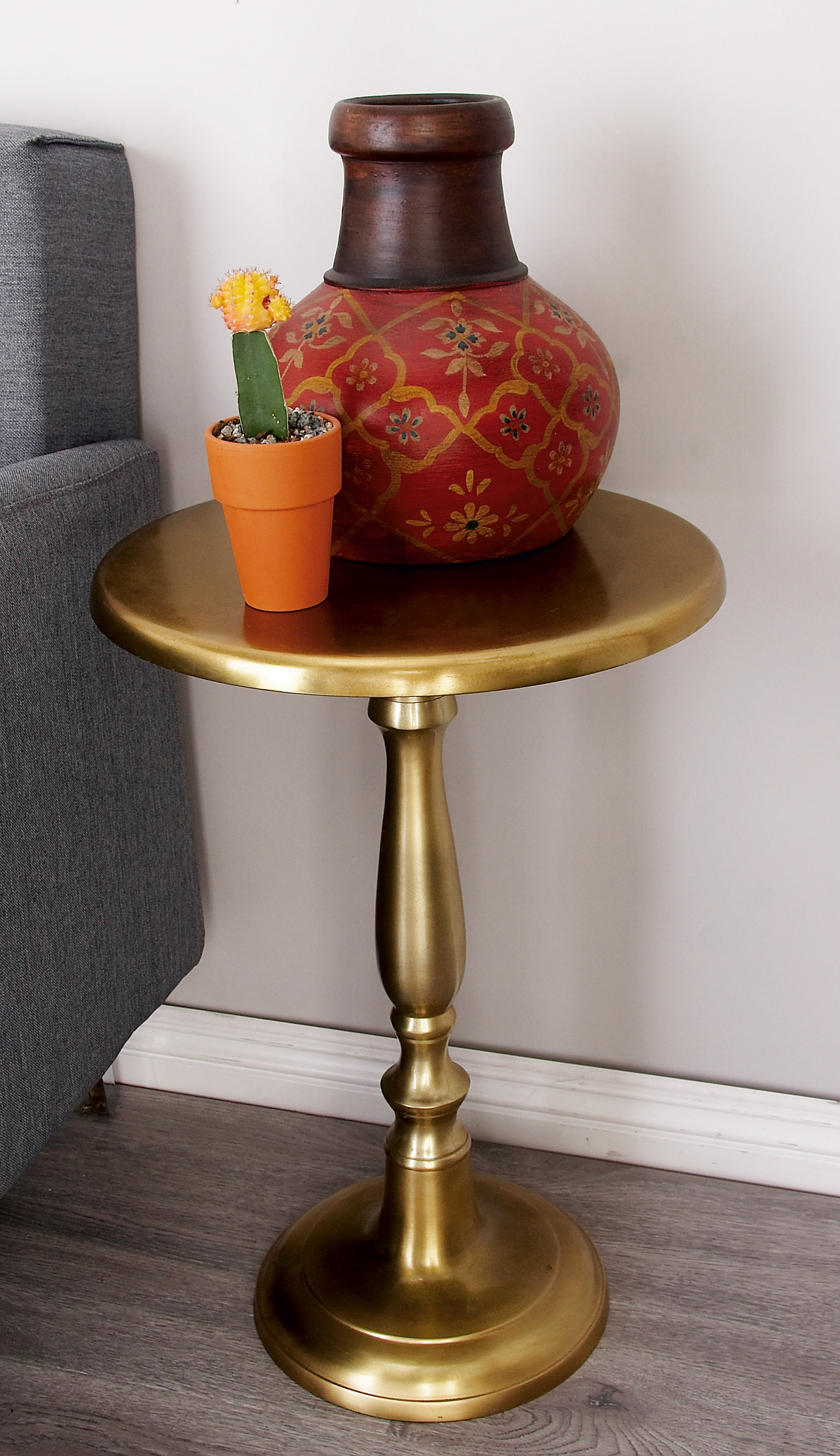 Decmode Traditional 22 x 15 inch gold aluminum round pedestal table